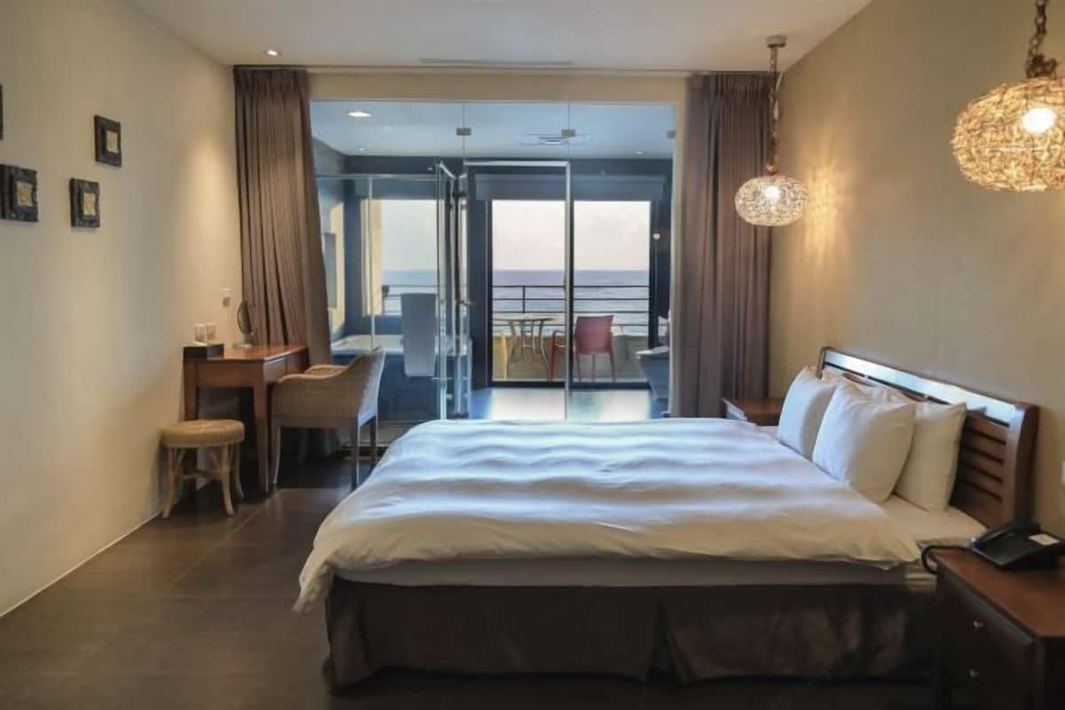 1 bedroom, premium bedding, down duvets, desk