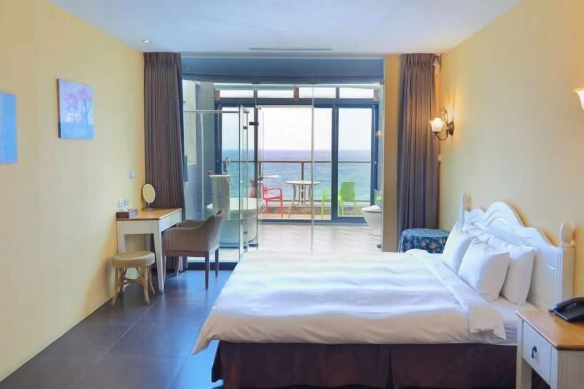 1 bedroom, premium bedding, down duvets, desk