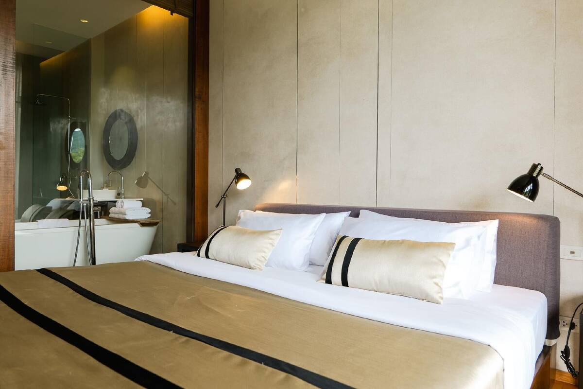 One-Bedroom Delight | Minibar, in-room safe, desk, blackout drapes