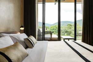 One-Bedroom Delight | Minibar, in-room safe, desk, blackout drapes