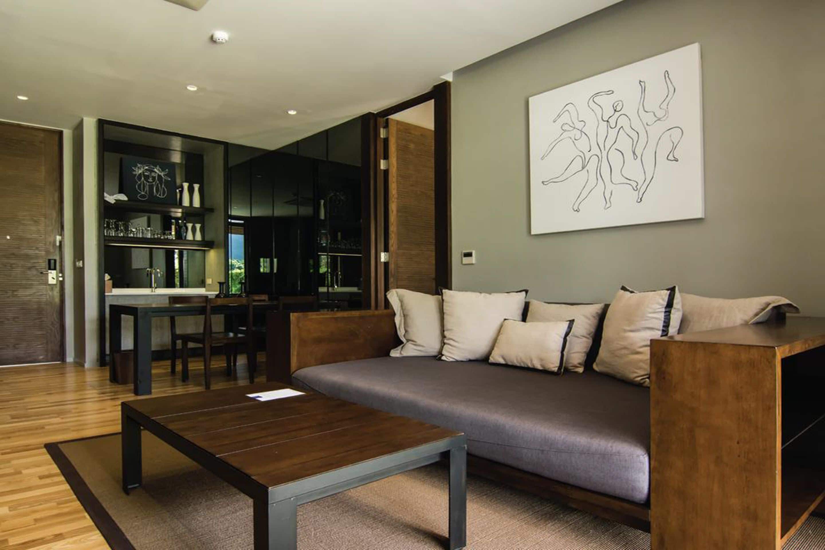 Un salon moderne comprenant un canapé, une table basse et un coin repas avec des chaises et une table.