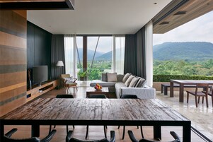 Penthouse Suite | Living area | 42-inch flat-screen TV with cable channels, TV, DVD player