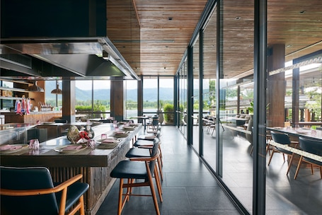 3 restaurants servant le déjeuner et le dîner. atta Lakeside Resort Suite