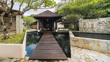 Body treatments, aromatherapy, Thai massages, body scrubs, facials