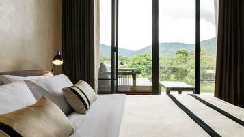 Kamer | Een minibar, een kluis op de kamer, een bureau, verduisterende gordijnen