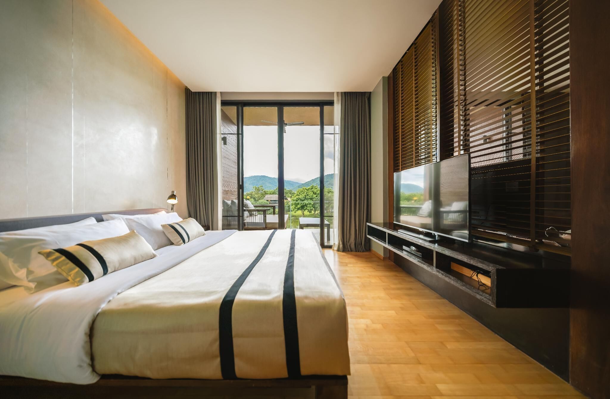 Kamer | Een minibar, een kluis op de kamer, een bureau, verduisterende gordijnen