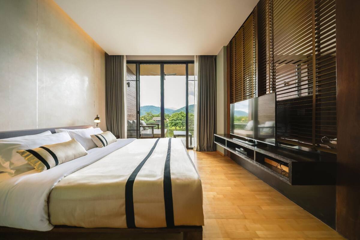 Two-Bedroom Delight | Minibar, in-room safe, desk, blackout drapes