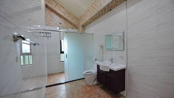 Habitación cuádruple estándar (501) | Baño | Tina profunda, amenidades de baño gratuitas, secadora de cabello