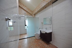 Quarto quádruplo standard (501) | Banheiro | Banheira de imersão, produtos de toalete grátis, secador de cabelo 