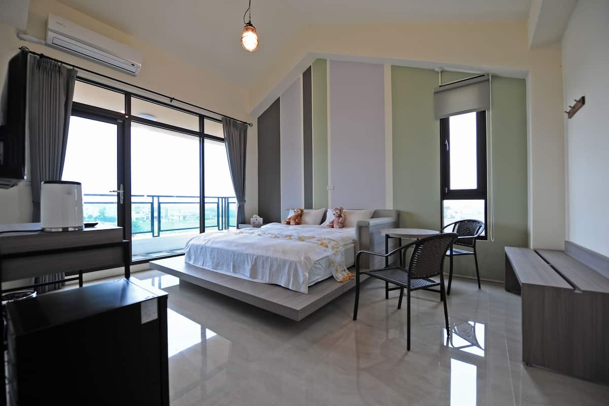 Premium bedding, blackout curtains, free WiFi