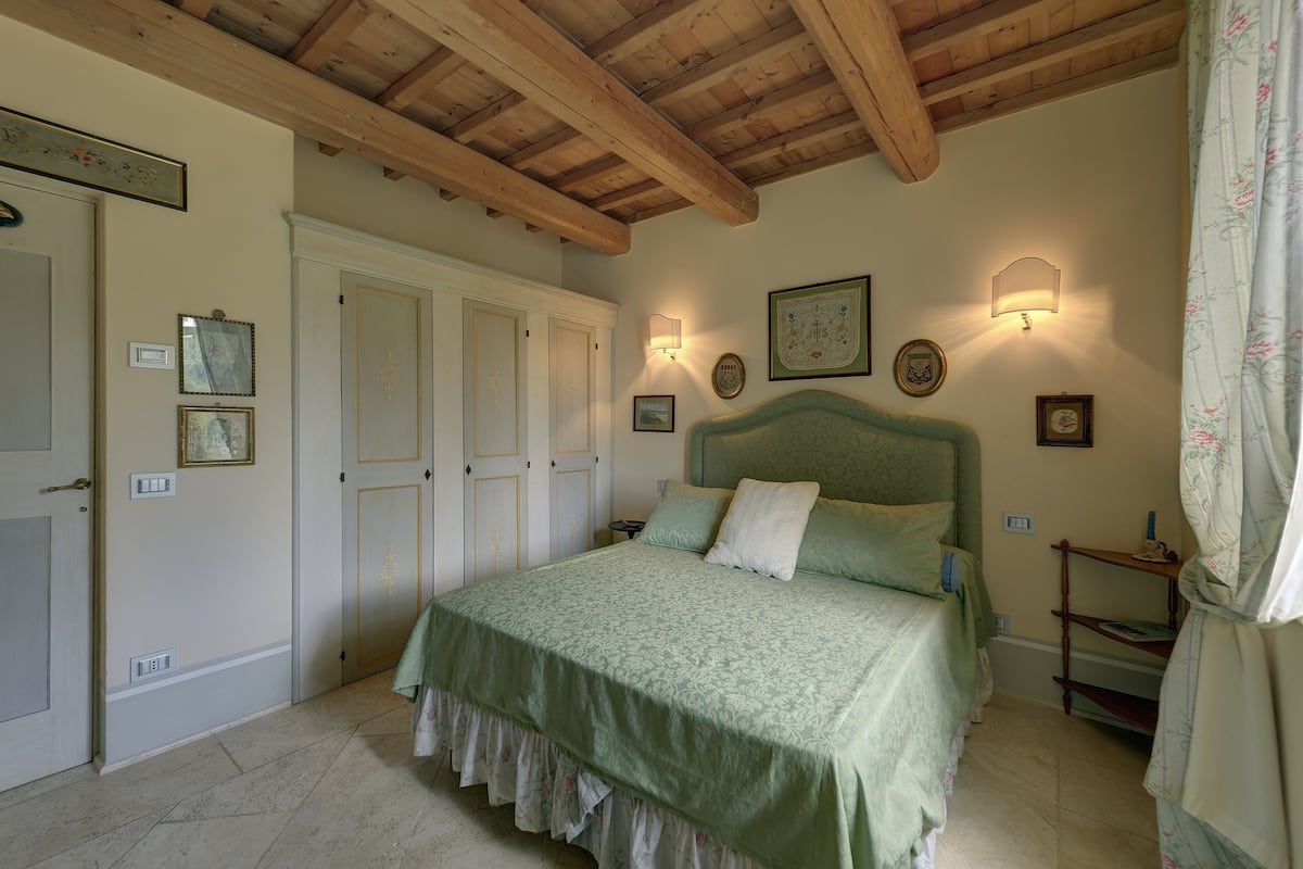 Premium bedding, down duvets, minibar, in-room safe