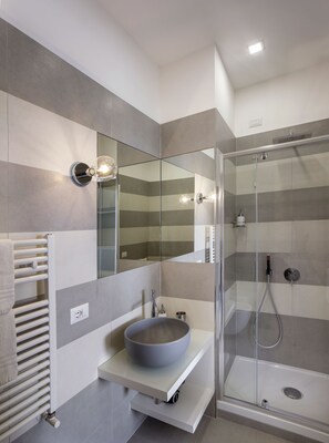 Royal Suite, Sea View | Bathroom shower - Relais Castel Nuovo (Naples)
