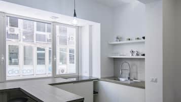 Monolocale Classic | Angolo cottura privato | Frigorifero con congelatore, microonde, piano cottura