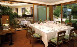 Se sirven almuerzos y cenas, cocina local