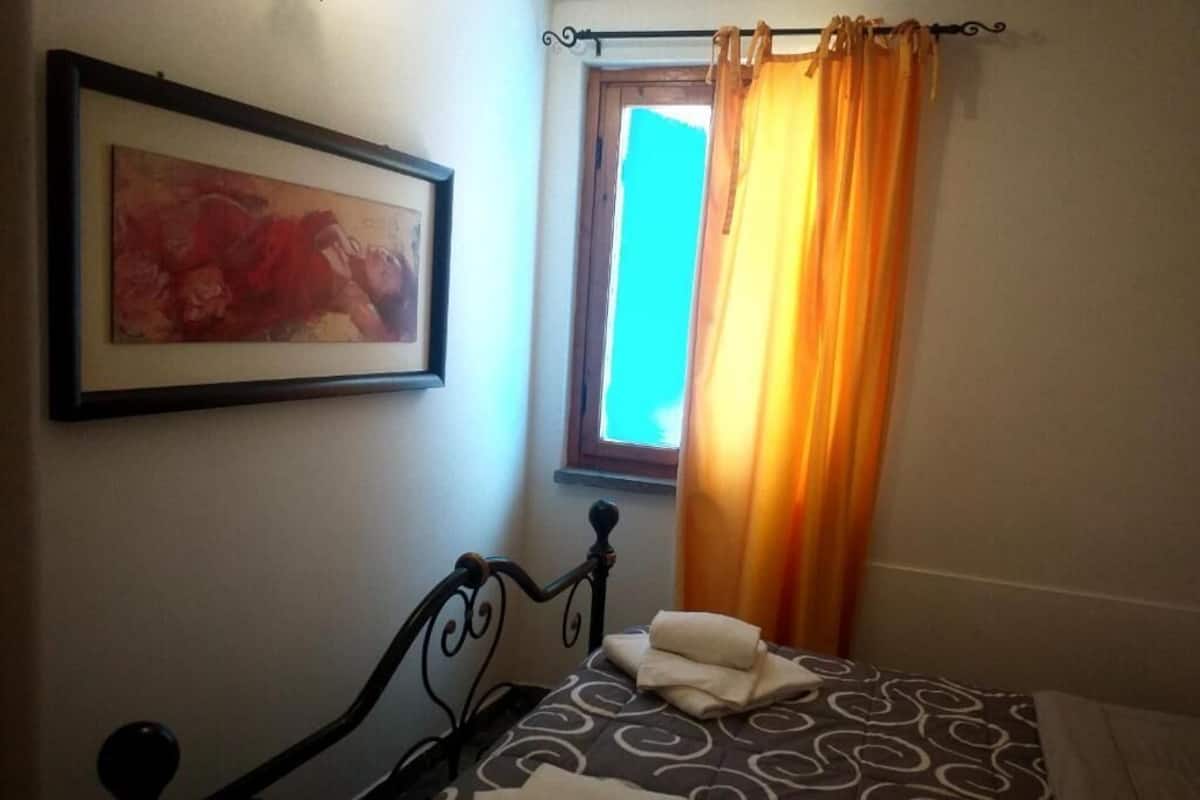 WiFi (free), bed sheets