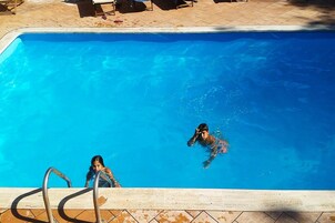 Una piscina al aire libre de temporada