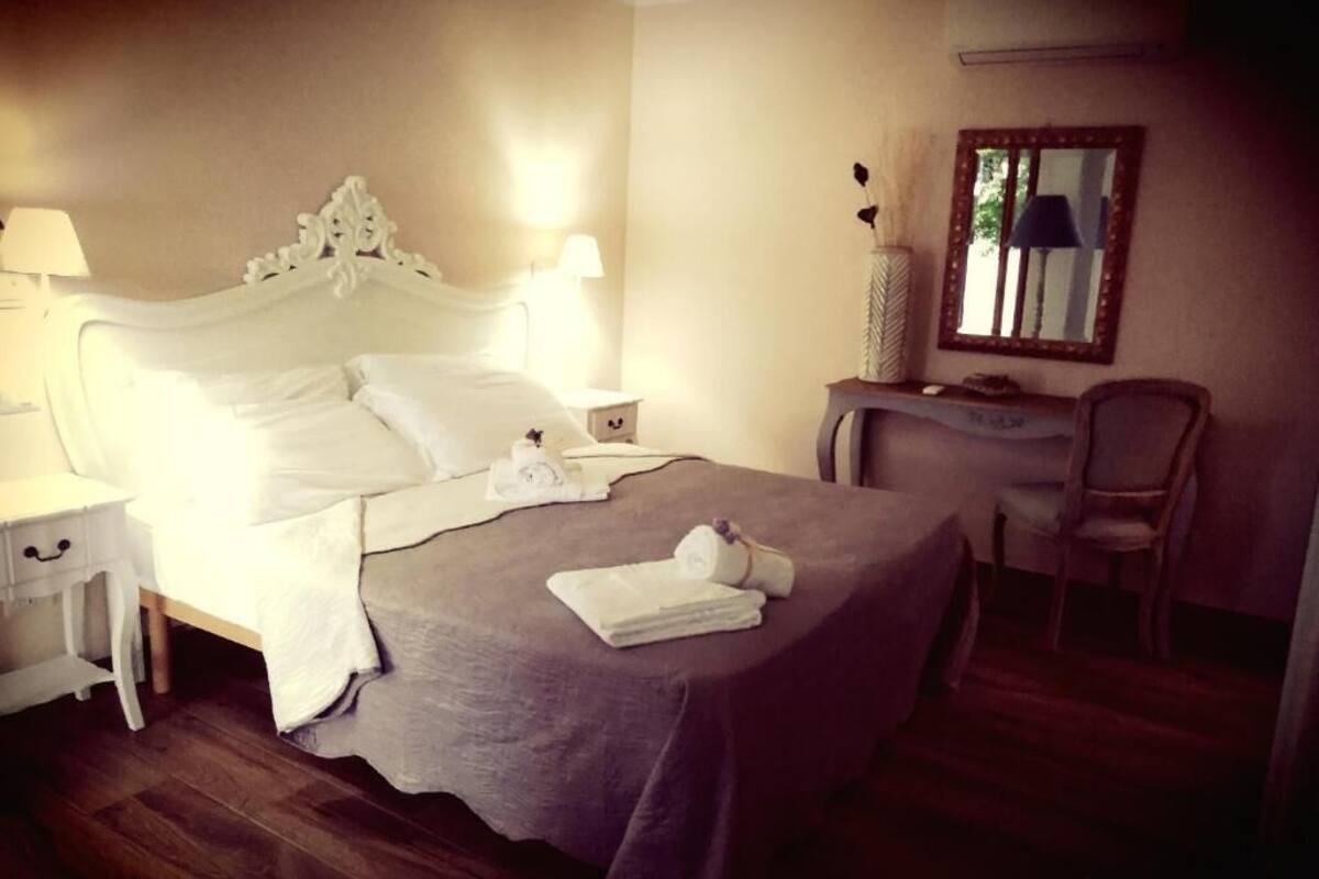 WiFi (free), bed sheets