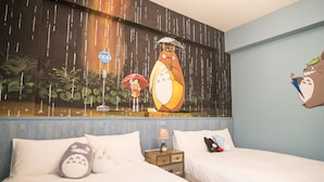 Una habitación de hotel con dos camas, un mural de un personaje sosteniendo un paraguas y una mesita de noche con una lámpara.