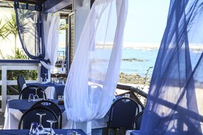 Déjeuner, dîner et souper servis sur place