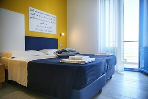 Coffre-fort, bureau, fer et planche à repasser, lit de bébé (supplément)