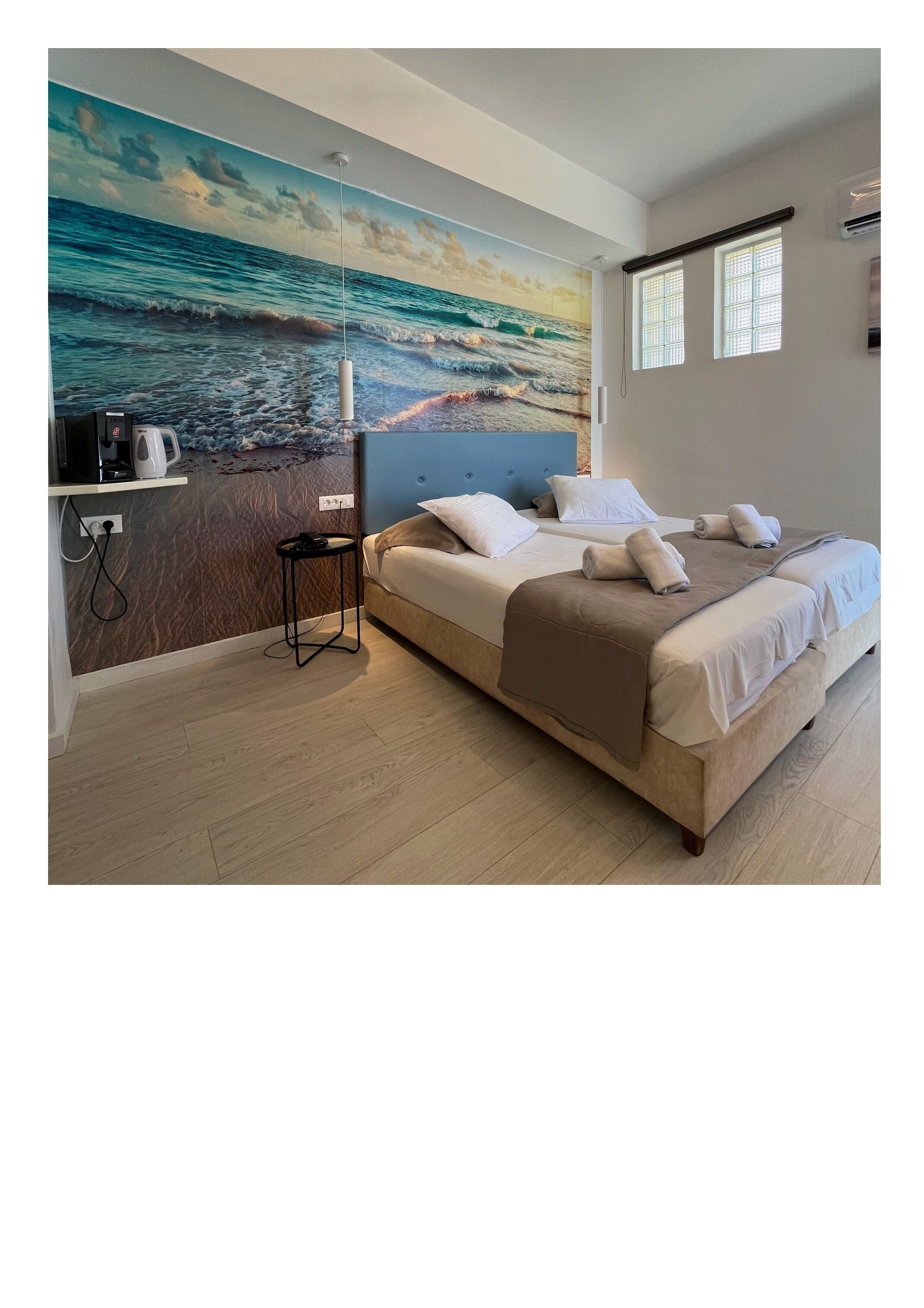 Senger med overmadrass, safe på rommet, lydisolert og strykejern/-brett