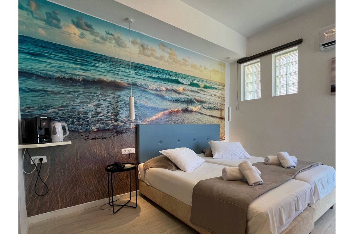 Senger med overmadrass, safe på rommet, lydisolert og strykejern/-brett