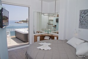 Studiosuite – deluxe, 1 kingsize-seng med sovesofa, ved havkanten | Senger med overmadrass, safe på rommet, lydisolert og strykejern/-brett