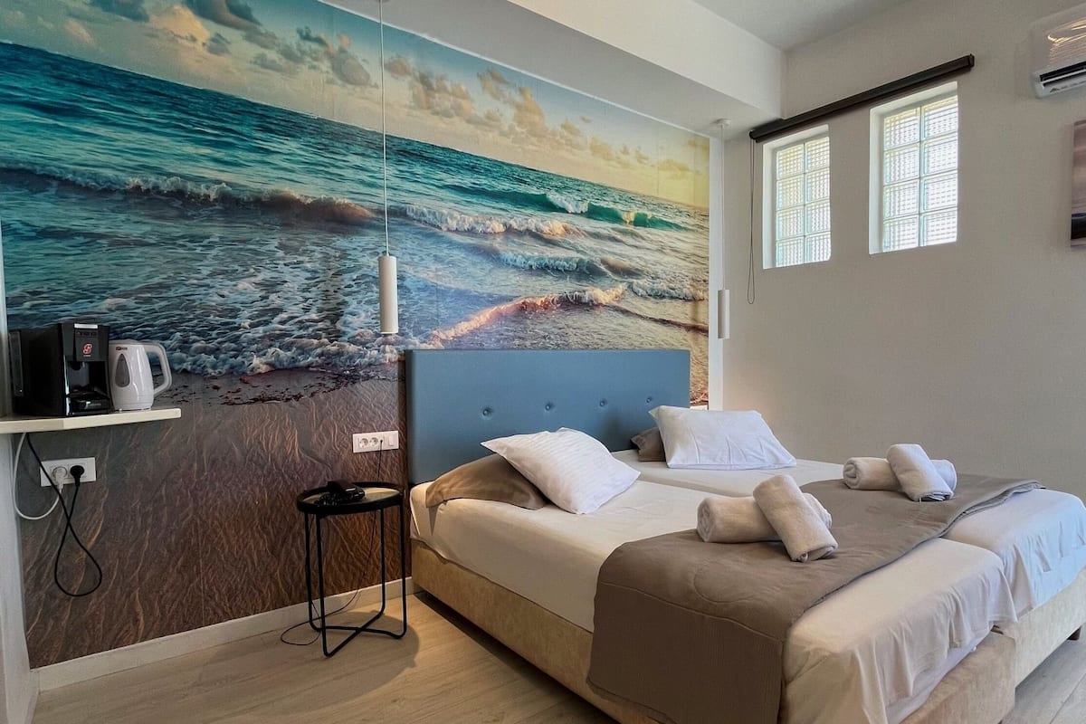 Senger med overmadrass, safe på rommet, lydisolert og strykejern/-brett