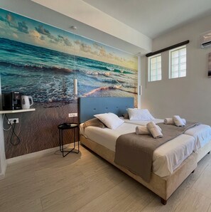 Senger med overmadrass, safe på rommet, lydisolert og strykejern/-brett