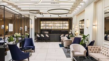 2 restaurantes; se sirve desayuno, almuerzo y cena; cocina italiana