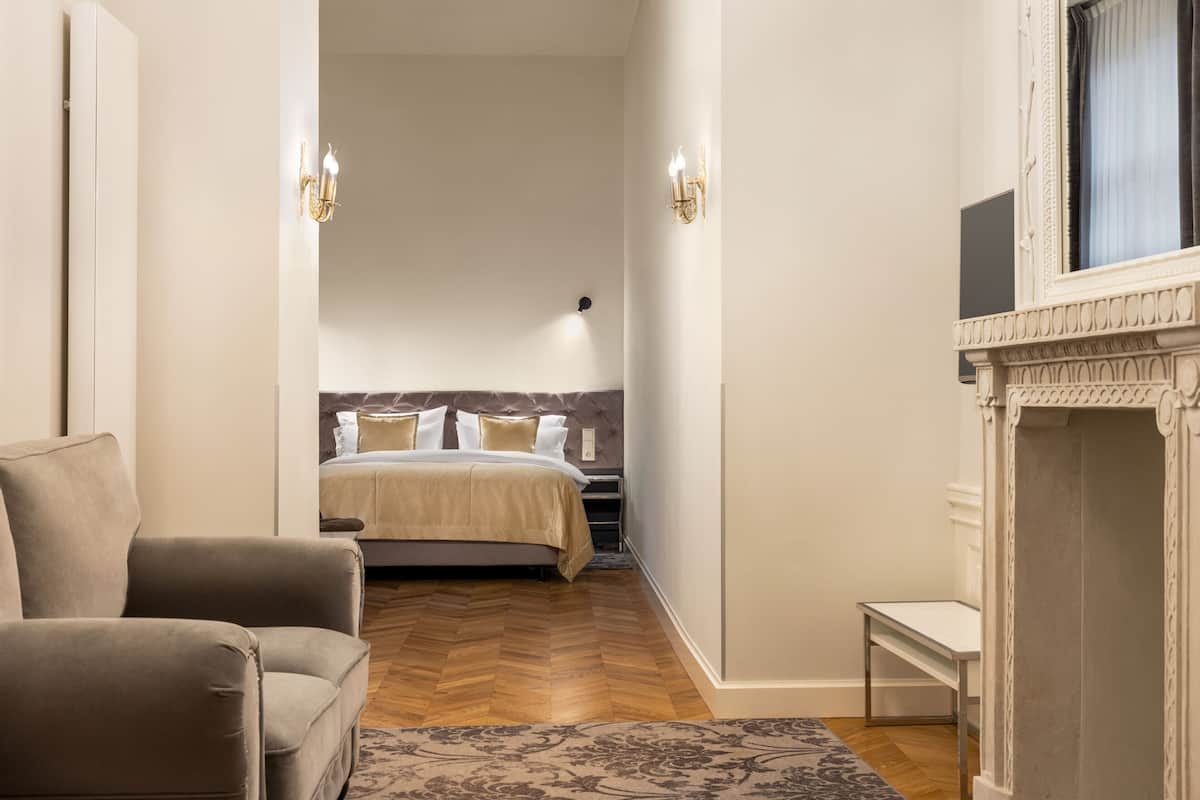 Ylelliset vuodevaatteet, minibaari, tallelokero huoneessa