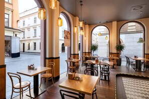 2 restaurants; breakfast, lunch, dinner, and brunch served - Wyndham Grand Krakow Old Town (Kraków)
