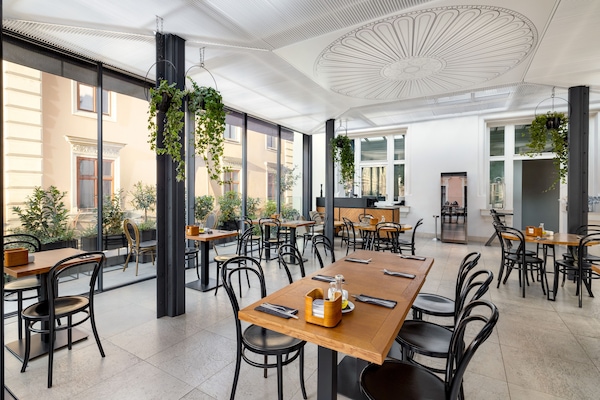 2 restoran, sarapan, makan tengah hari dihidangkan; masakan Itali