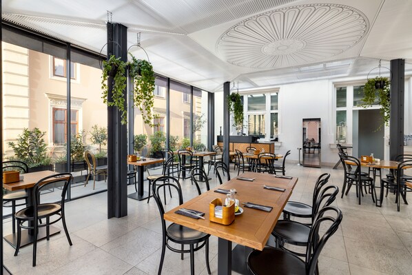 2 Restaurants, Frühstück, Mittagessen, Abendessen, italienische Küche