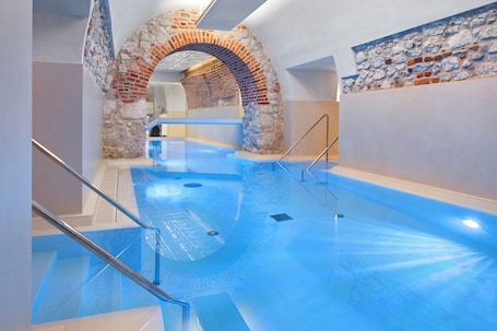 Indoor pool, sun loungers