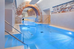 Indoor pool, sun loungers