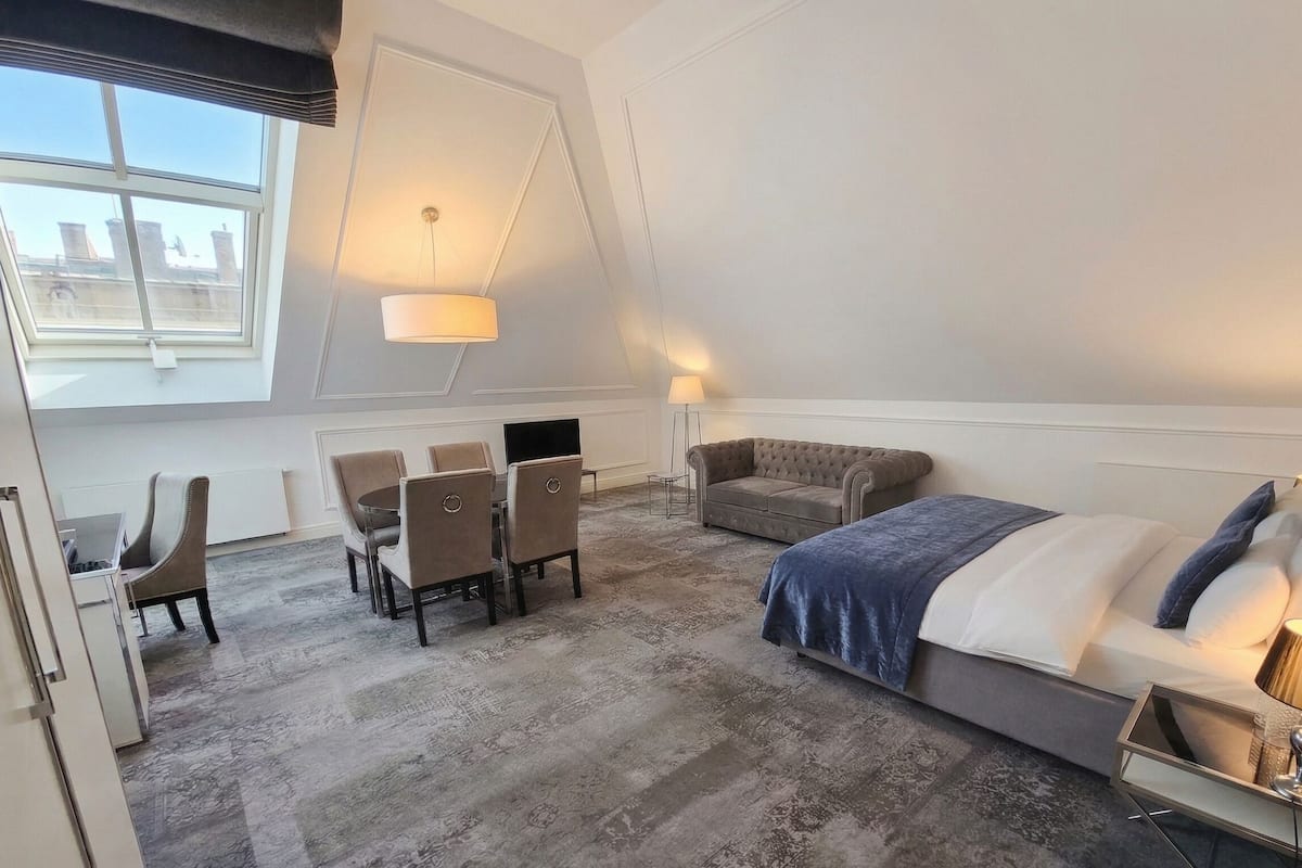 Executive-sviitti (Sofa Bed) | Ylelliset vuodevaatteet, minibaari, tallelokero huoneessa