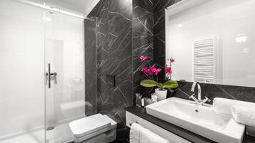 Pancuran mandi, kelengkapan dandanan diri percuma, pengering rambut