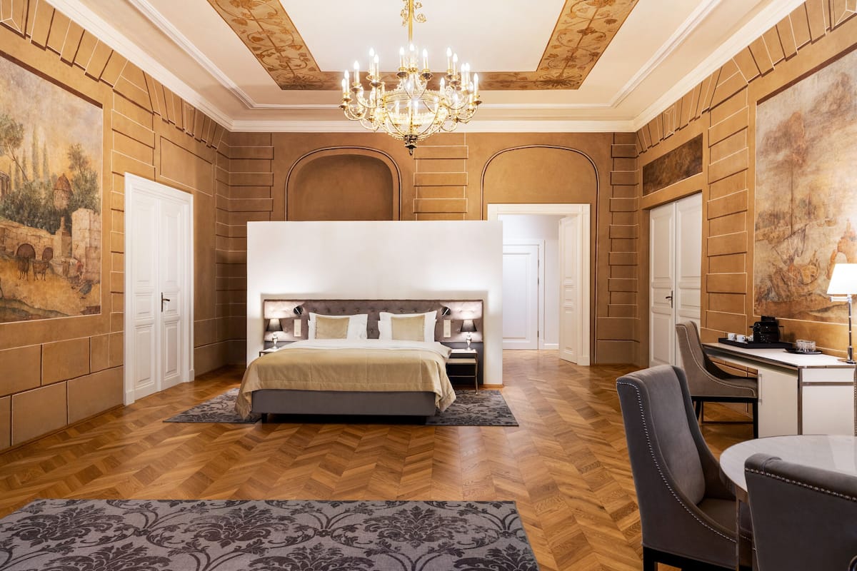 Premium-Suite, 1 King-Bett und Schlafsofa, Nichtraucher | Hochwertige Bettwaren, Minibar, Zimmersafe, individuell dekoriert