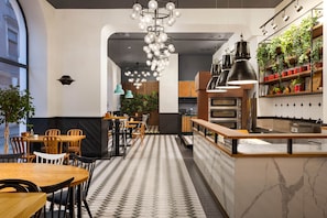2 restaurants; breakfast, lunch, dinner and brunch served 
