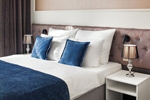 Standard Room, 1 Twin Bed, Non Smoking | Premium bedding, minibar, in-room safe, individually decorated - Wyndham Grand Krakow Old Town (Kraków)