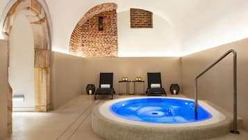 Hồ bơi trong nhà, ghế dài tắm nắng