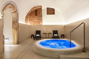 Indoor pool, sun loungers