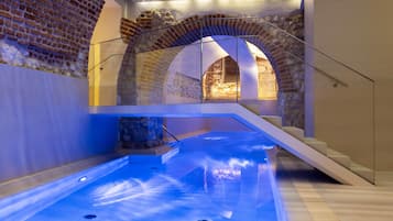 Indoor pool, sun loungers