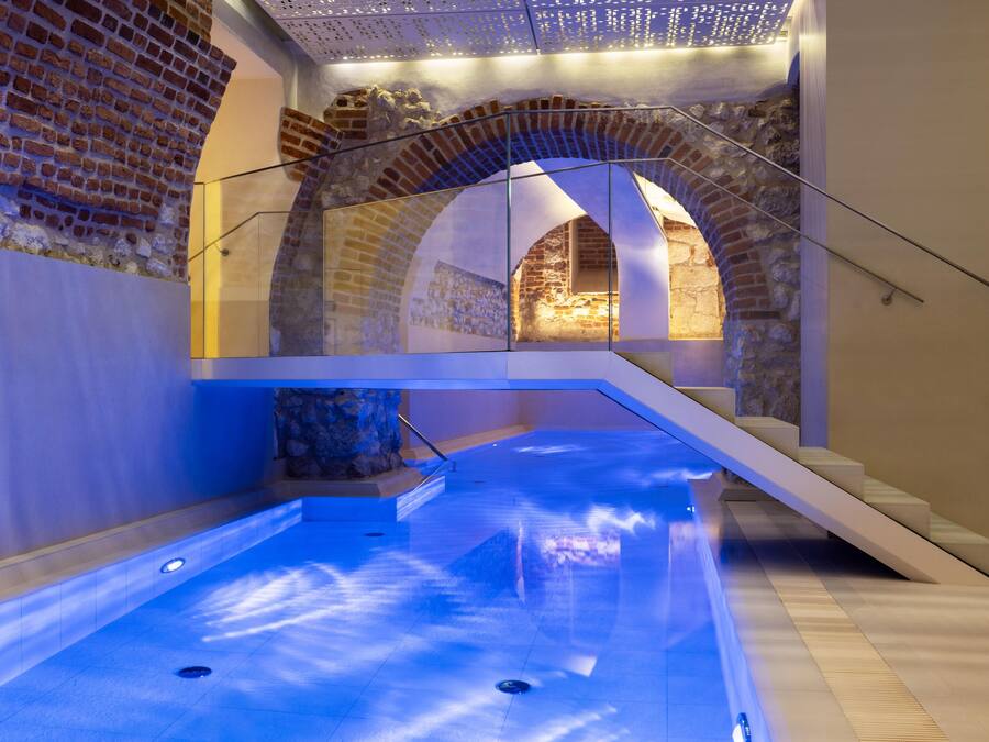 Indoor pool, sun loungers