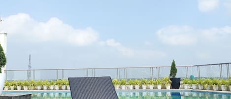 Piscine extérieure, chaises longues