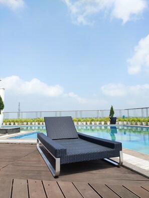 Hồ bơi ngoài trời, ghế dài tắm nắng
