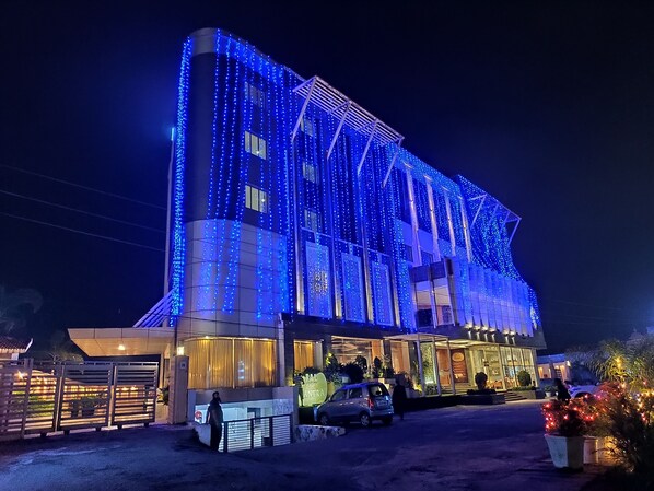 Mặt tiền nơi lưu trú - ban đêm