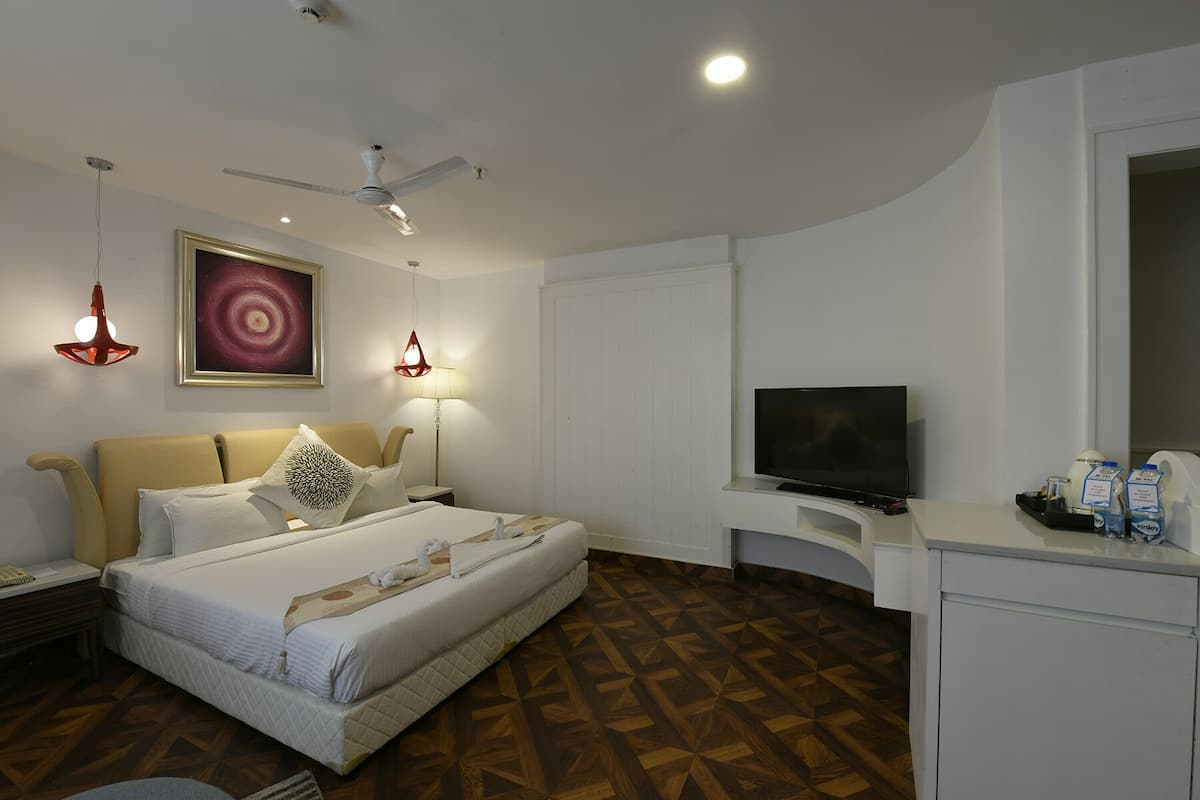 Mantra Suite | Premium bedding, minibar, in-room safe, desk