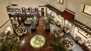 ランチ、ディナーに営業